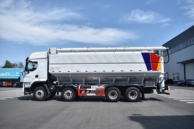High Efficiency Bulk Transportation Feed Truck for Animal Feed Delivery
